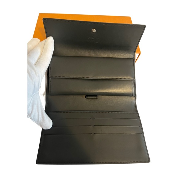 Louis Vuitton Monogram Long Wallet. - Picture 3 of 7